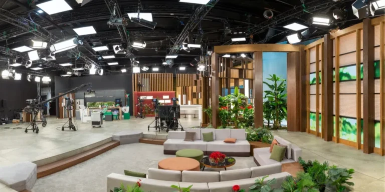 MEGA TV με φωτιστικά της Prolights