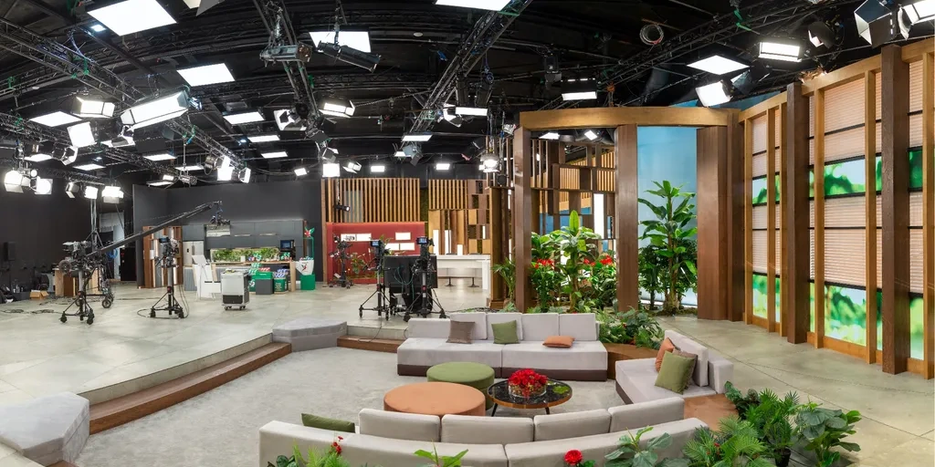 MEGA TV με φωτιστικά της Prolights